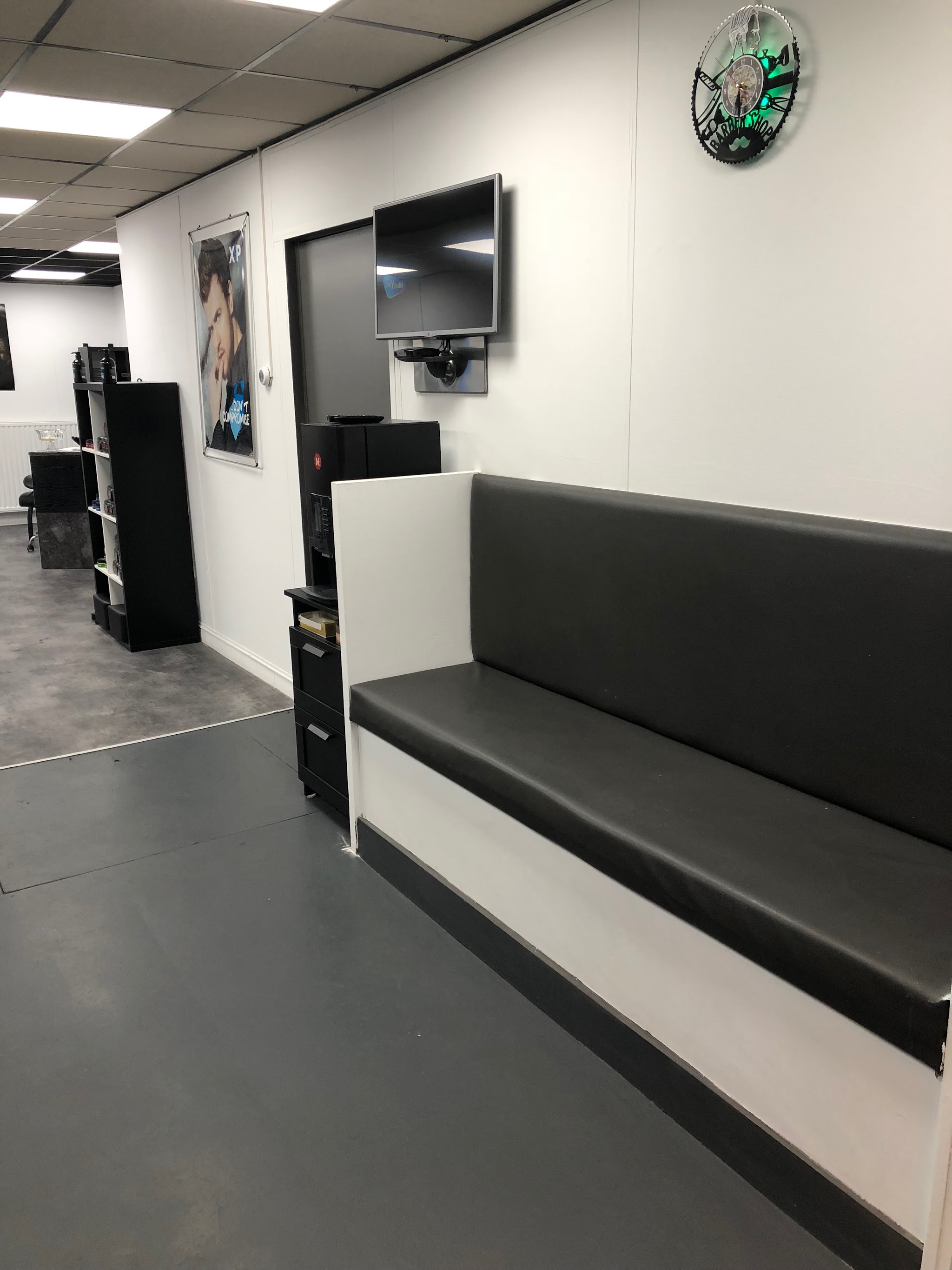 De wachtbank bij Damas Style Barbiershop