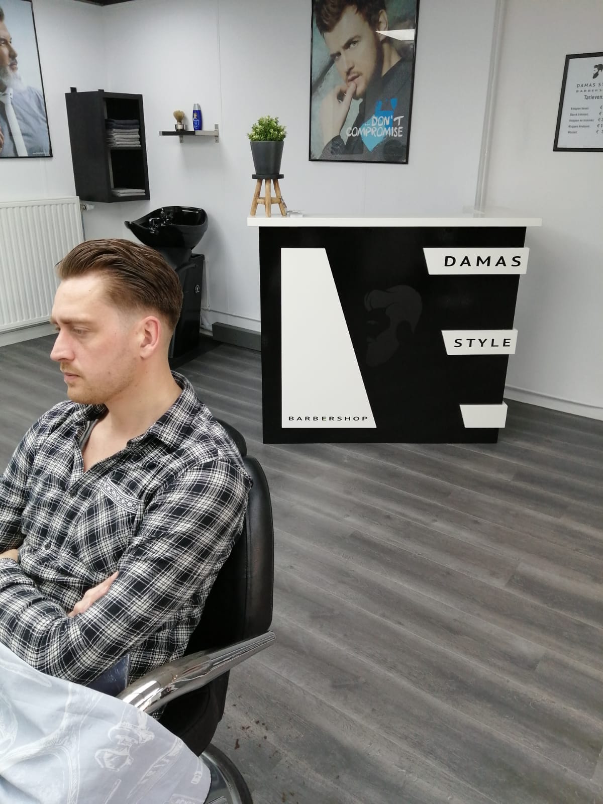 De balie van Damas Style Barbiershop met het logo