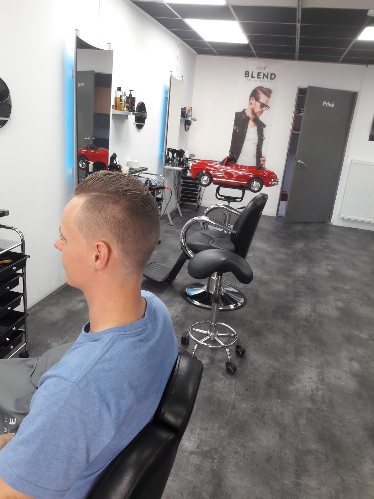 Klant met een pas geknipte fade in de salon van Damas Style